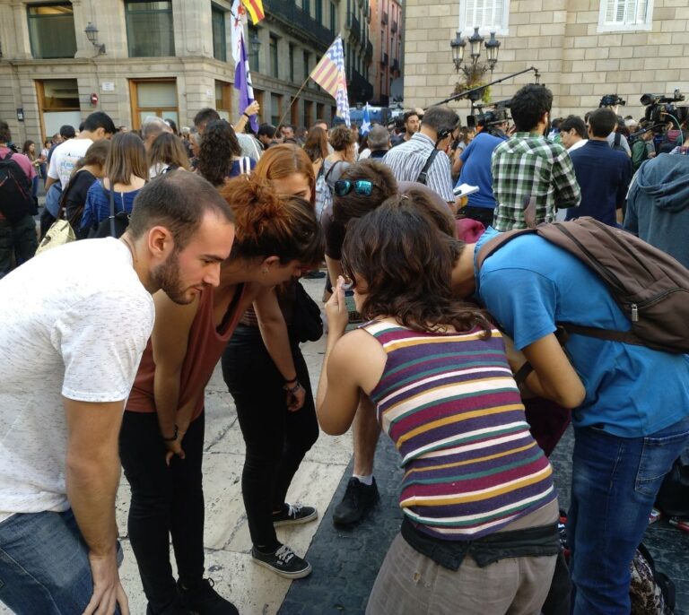Los titubeos de Puigdemont desquician al independentismo en la calle