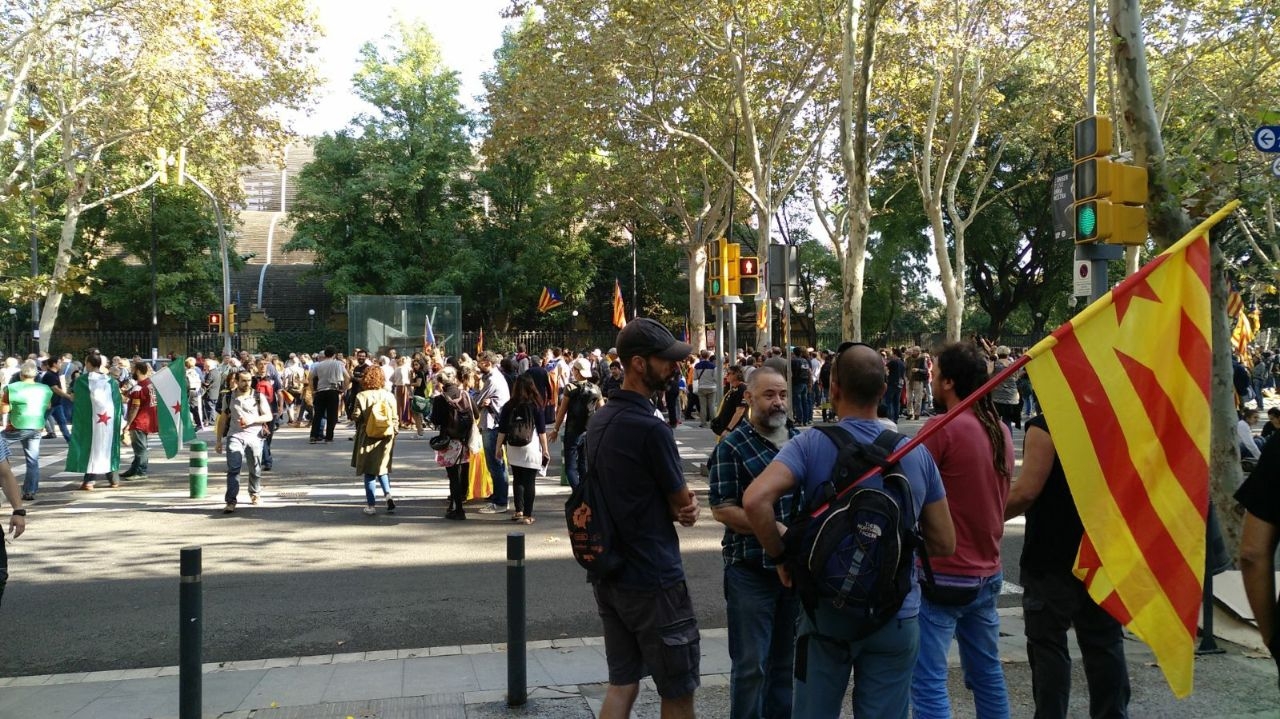 Un manifestante con una estelada frente al Parlament, este viernes por la mañana.