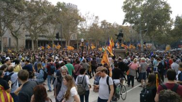 Júbilo contenido frente al 'Parlament' en espera del 155