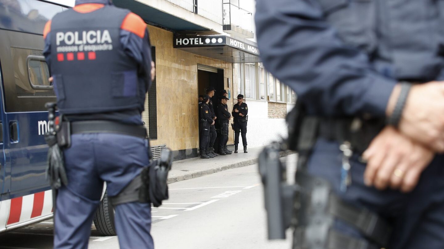 Mossos d'Esquadra custodian un hotel en Pineda (Barcelona) en que se alojan policías.