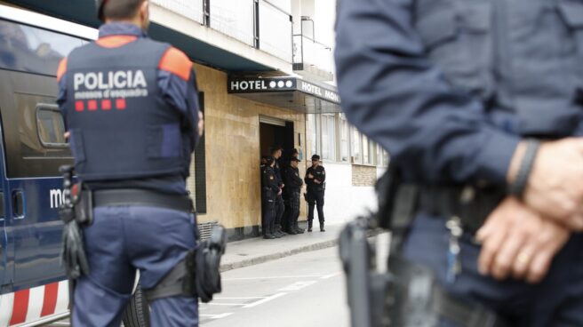 Mossos d'Esquadra custodian un hotel en Pineda (Barcelona) en que se alojan policías.