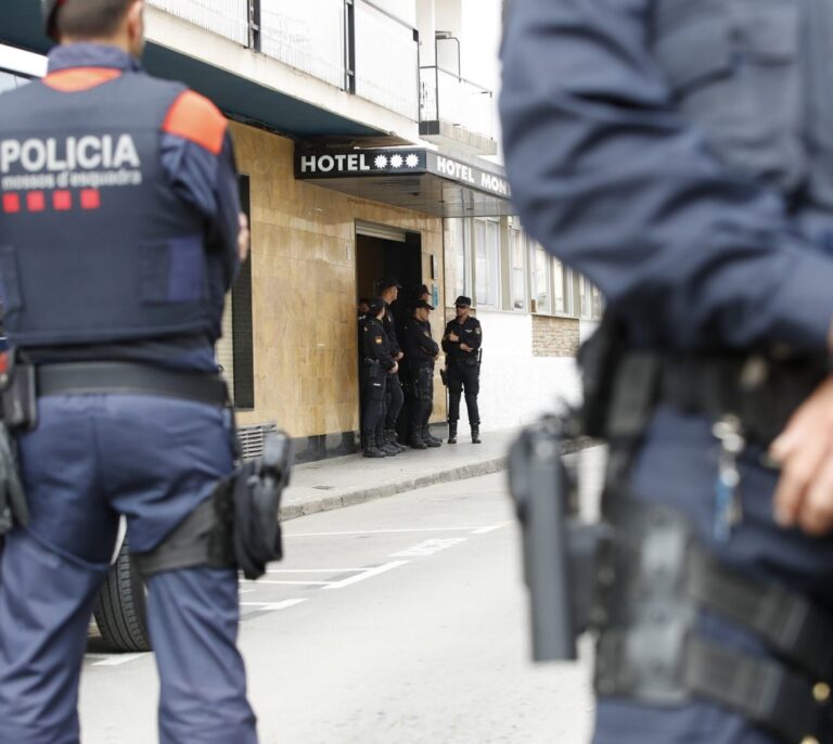 Defensa envía literas, cocinas y duchas a Cataluña para apoyar el despliegue policial
