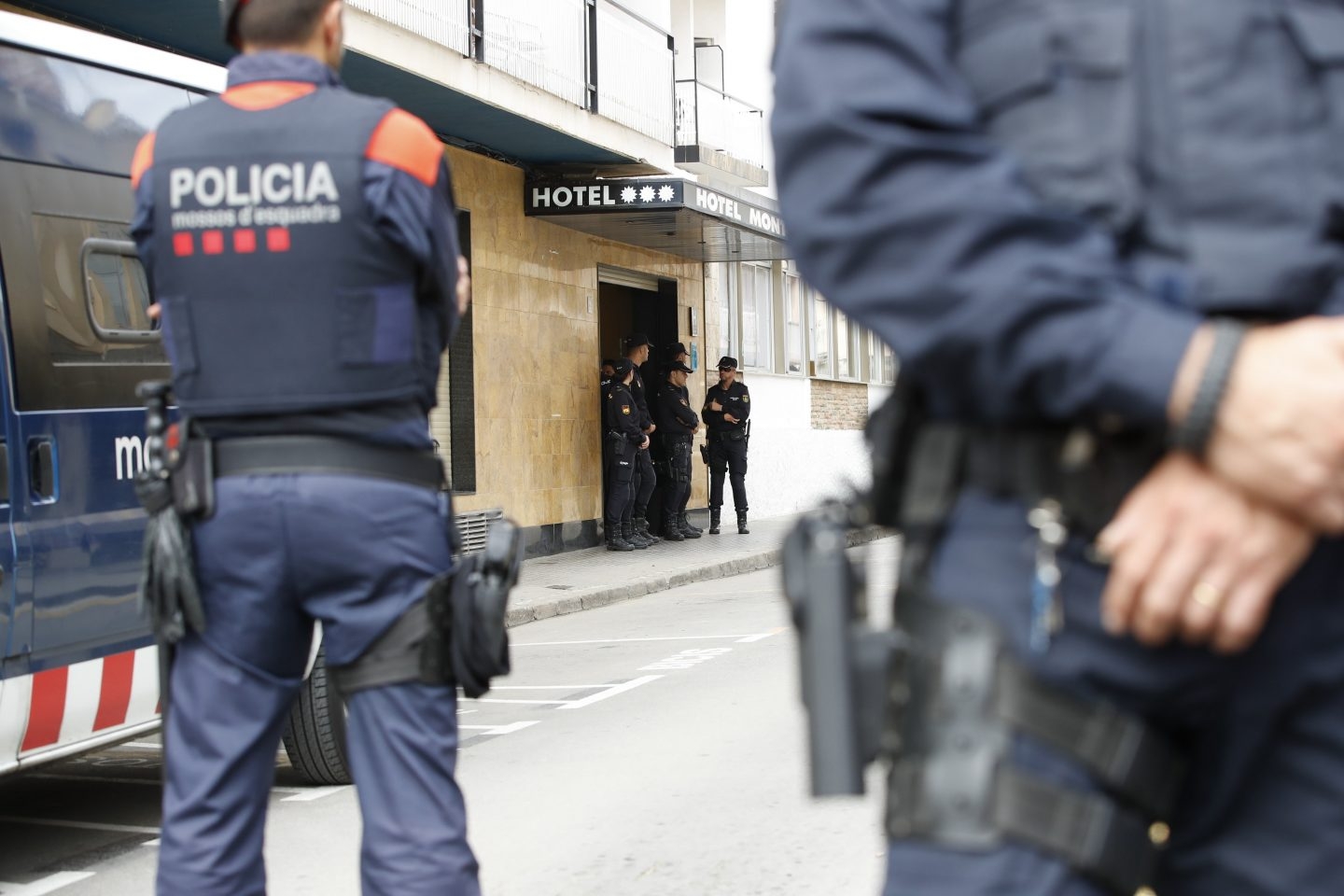 Mossos d'Esquadra custodian un hotel en Pineda (Barcelona) en que se alojan policías.