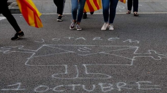 Pintada frente a uno de los colegios en Cataluña.