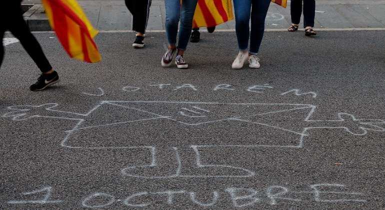 Pintada frente a uno de los colegios en Cataluña.