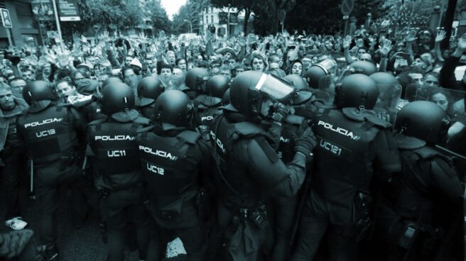 Antidisturbios de la Policía Nacional forman un cordón de seguridad en los alrededores del colegio Ramón Llull de Barcelona el 1-O.