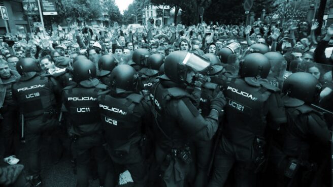 Antidisturbios de la Policía Nacional forman un cordón de seguridad en los alrededores del colegio Ramón Llull de Barcelona el 1-O. Antidisturbios de la Policía Nacional forman un cordón de seguridad en los alrededores del colegio Ramón Llull de Barcelona el 1-O.
