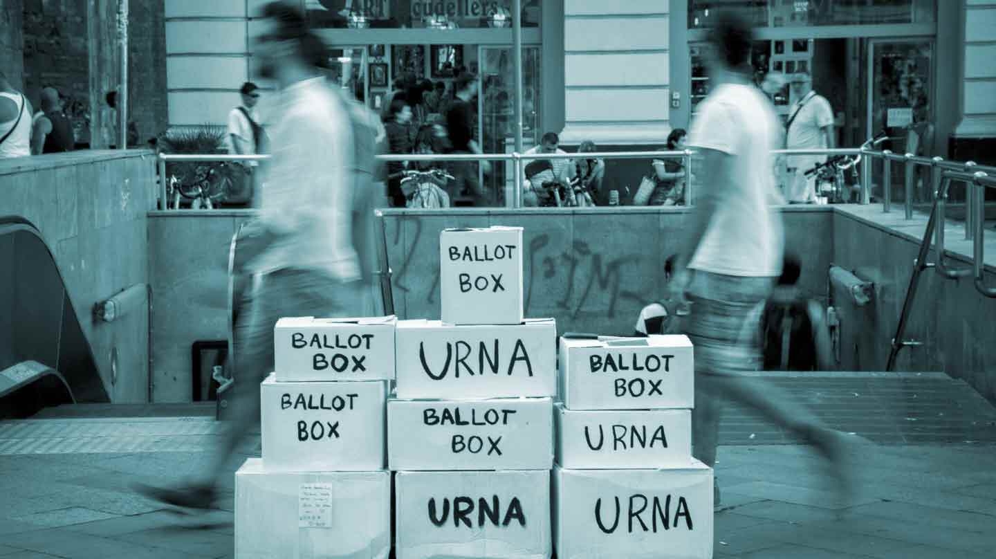 Una instalación con urnas, en referencia al referéndum del 1-O, en una calle del centro de Barcelona.