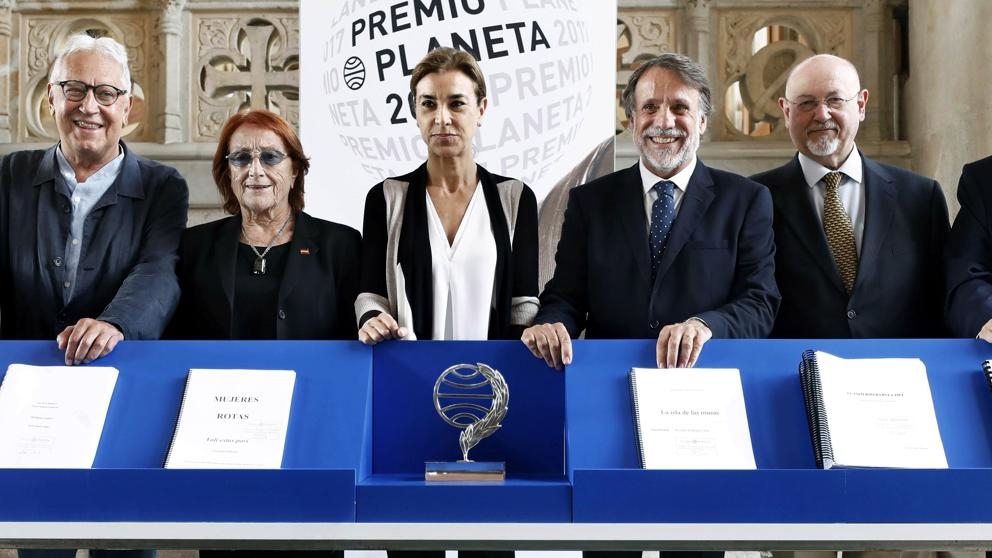 El presidente del Grupo Planeta y el jurado del Premio Planeta.