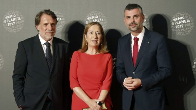 La presidenta del Congreso de los Diputados, Ana Pastor, el conseller Santi Vila y del presidente del Grupo Planeta Jose Creuheras.