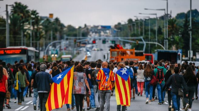 Estudiantes y trabajadores de la Universidad de Barcelona cortan la avenida Diagonal.