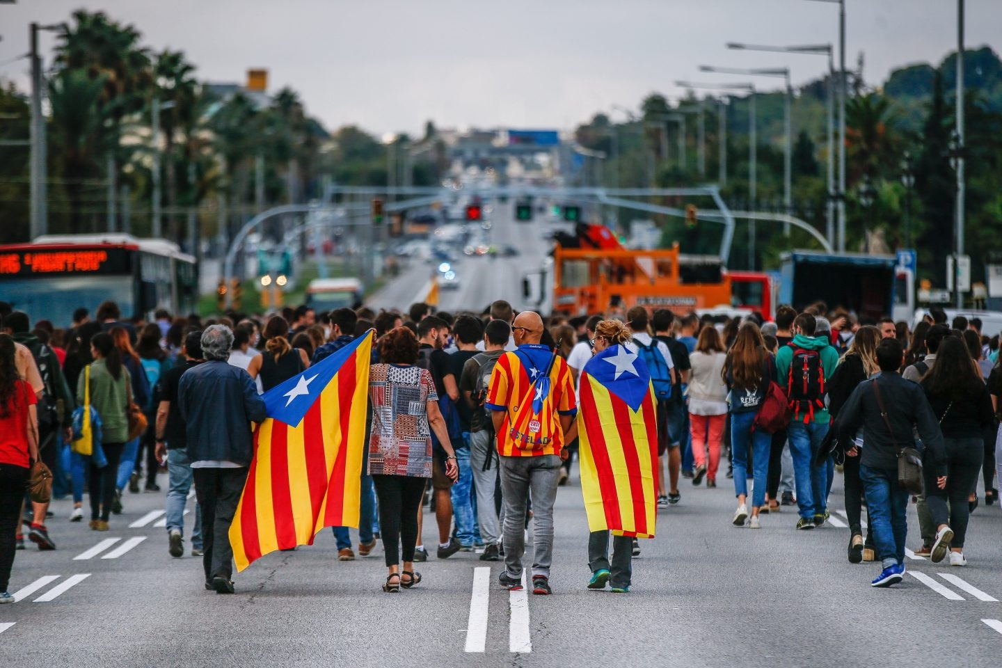 Estudiantes y trabajadores de la Universidad de Barcelona cortan la avenida Diagonal.
