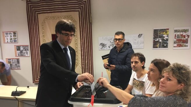 Carles Puigdemont, votando en Cornellà de Ter. Carles Puigdemont, votando en Cornellà de Ter.