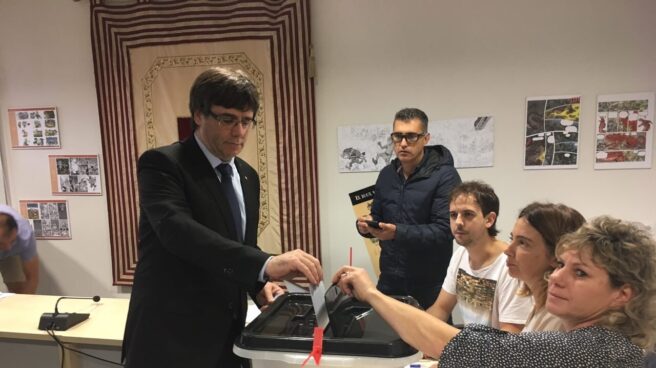 Carles Puigdemont, votando en Cornellà de Ter.