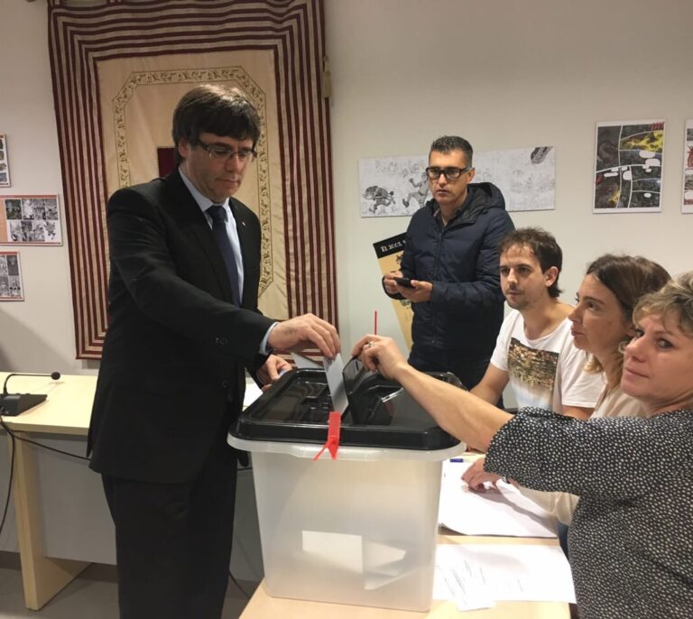 El voto de Puigdemont, un 'cuento de espías'