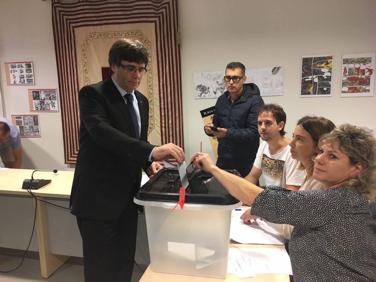 Carles Puigdemont, votando en Cornellà de Ter.