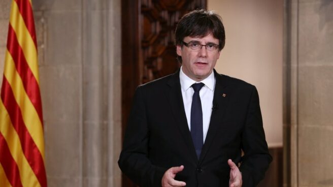 Puigdemont pide una reunión urgente del Parlament para frenar el "directorio" de Rajoy