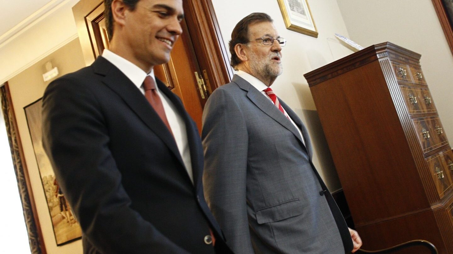 El presidente del Gobierno, Mariano Rajoy, junto al líder de la oposición, Pedro Sánchez.