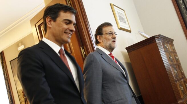 El presidente del Gobierno, Mariano Rajoy, junto al líder de la oposición, Pedro Sánchez.