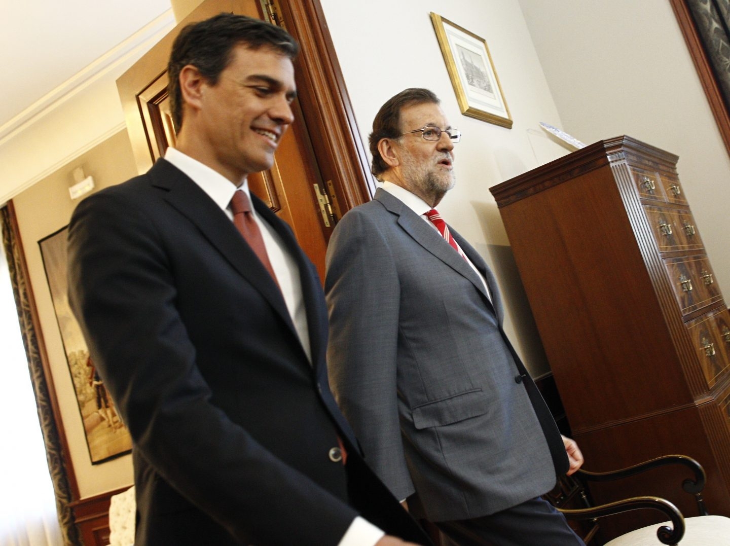El presidente del Gobierno, Mariano Rajoy, junto al líder de la oposición, Pedro Sánchez.