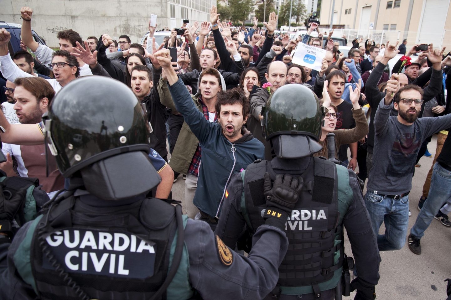 La Guardia Civil, a las puertas de un centro de votación de Sant Julià de Ramis (Girona) el 1-O.