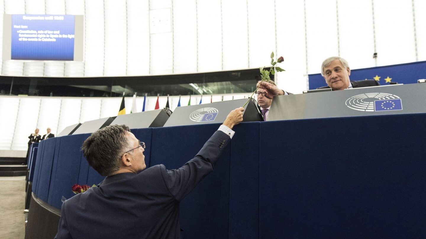 Ramón Tremosa, eurodiputado del PDeCat, ofrece una rosa al presidente de la Eurocámara, Antonio Tajani.