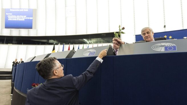 Ramón Tremosa, eurodiputado del PDeCat, ofrece una rosa al presidente de la Eurocámara, Antonio Tajani.