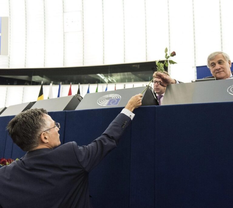 Show en el Parlamento Europeo: rosas, esteladas, gritos de "golpistas" y un bulo sobre el Ejército