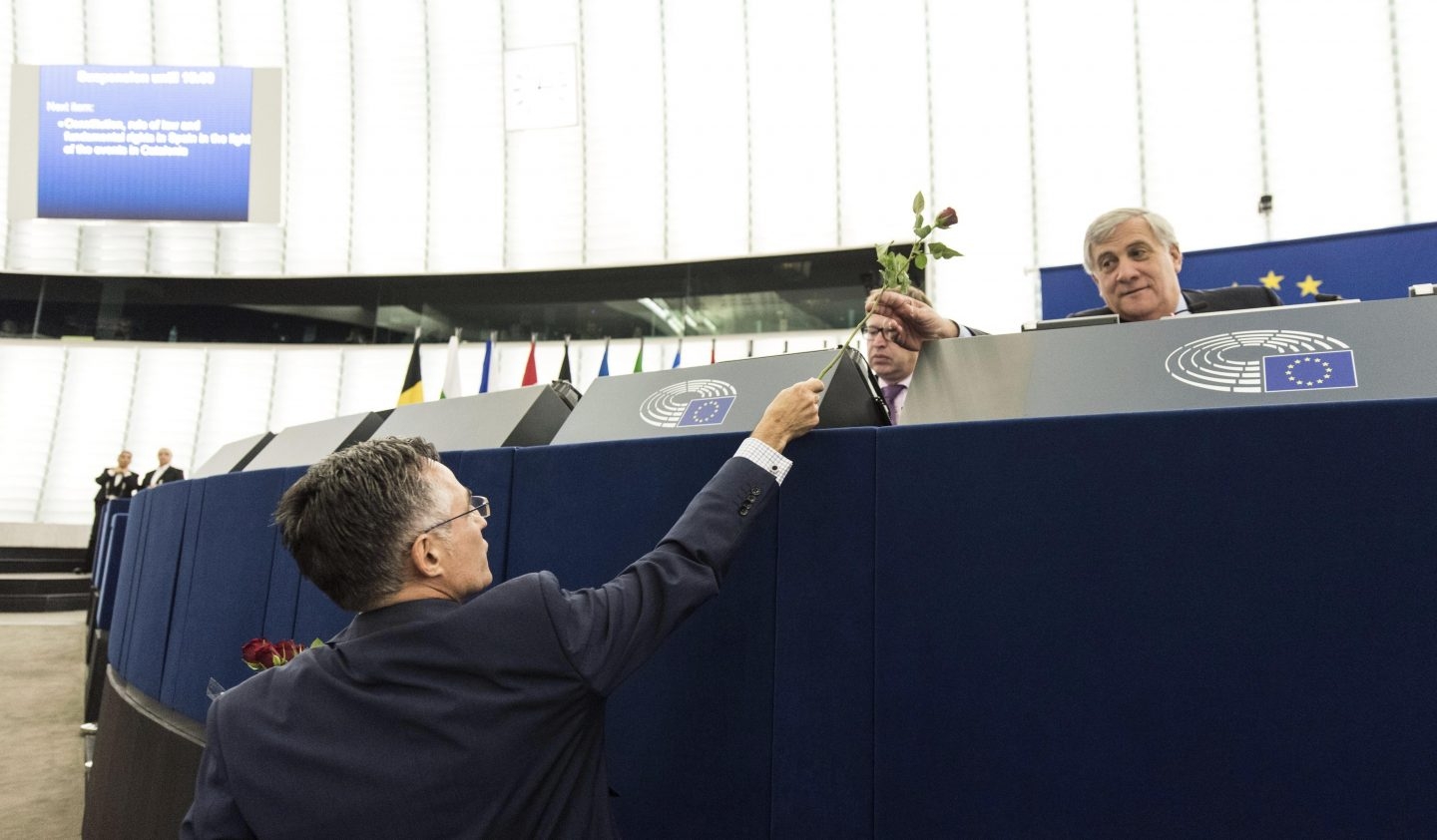 Ramón Tremosa, eurodiputado del PDeCat, ofrece una rosa al presidente de la Eurocámara, Antonio Tajani.