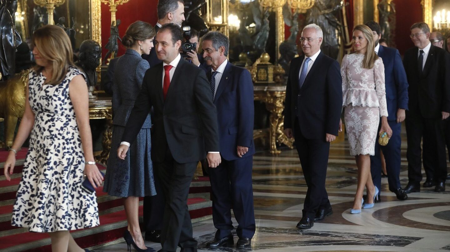 Personalidades como Susana Díaz o MIguel Ángel Revilla, en la recepción real tras los actos del 12-O