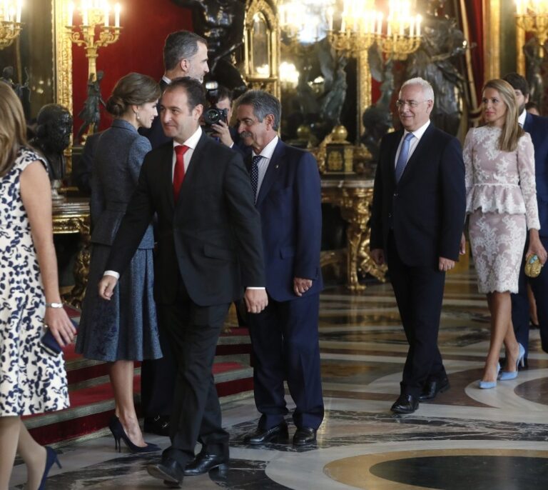 El Gobierno y PSOE tienden la mano a Puigdemont: "Si contesta que no, el 155 no se aplica"