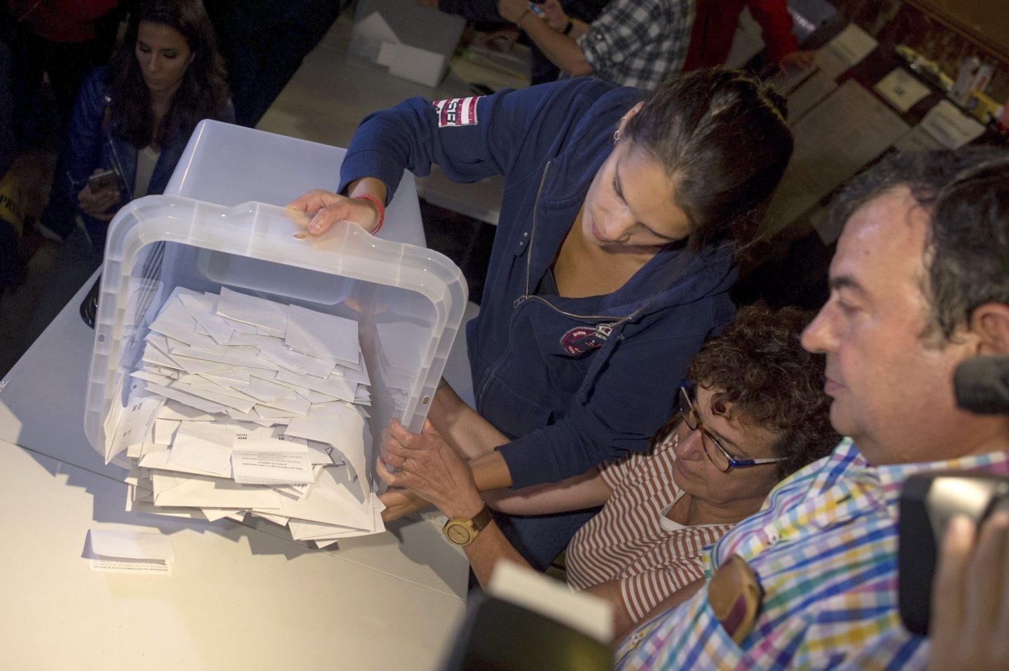Empieza el recuento de papeletas en el colegio electoral de la Escola Industrial de Barcelona a la finalización de la jornada de referéndum del 1 de octubre convocado por el Govern y suspendido por el Tribunal Constitucional.