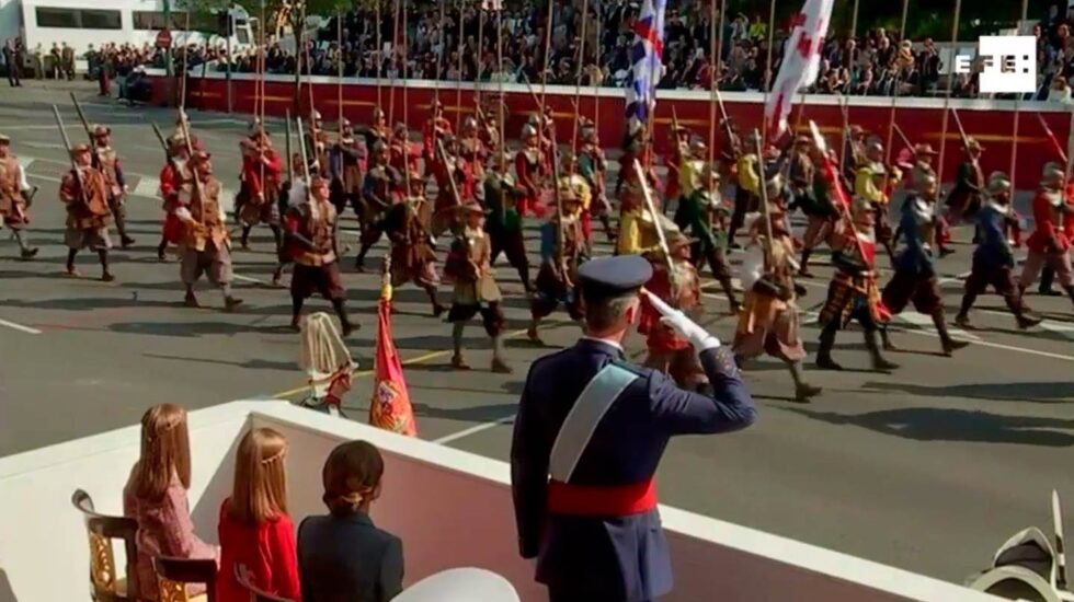 El Rey Felipe VI saluda a los distintos cuerpos que desfilan durante el 12-O