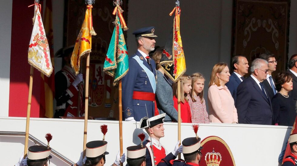 Los Reyes junto a sus hijas, la princesa Leonor y la infanta Sofía, presiden el desfile del Día de la Fiesta Nacional, al que asiste el Gobierno en pleno y la mayoría de líderes políticos.
