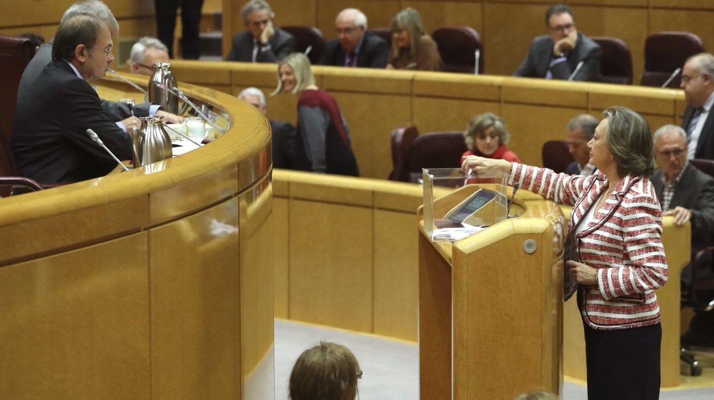 Luisa Fernanda Rudi vota durante la sesión del Senado.