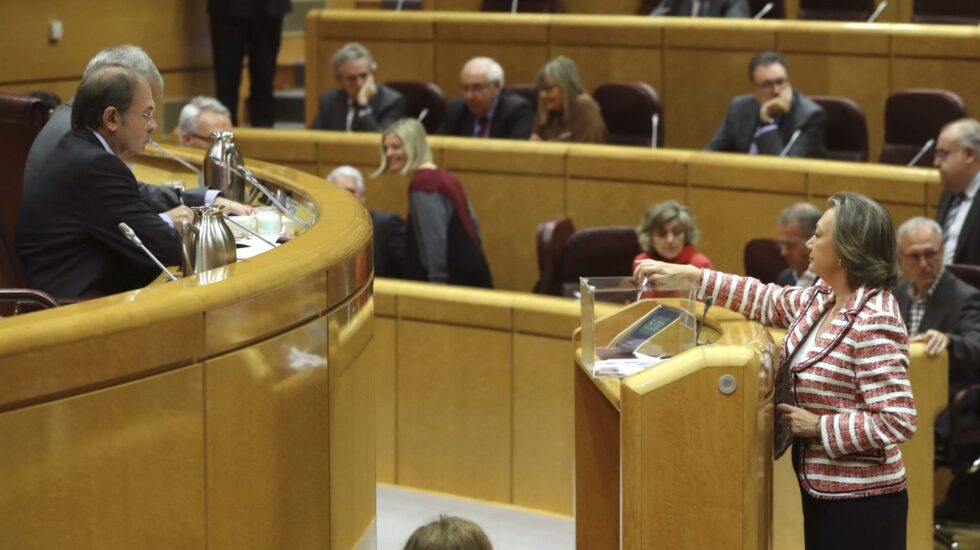 Luisa Fernanda Rudi vota durante la sesión del Senado.