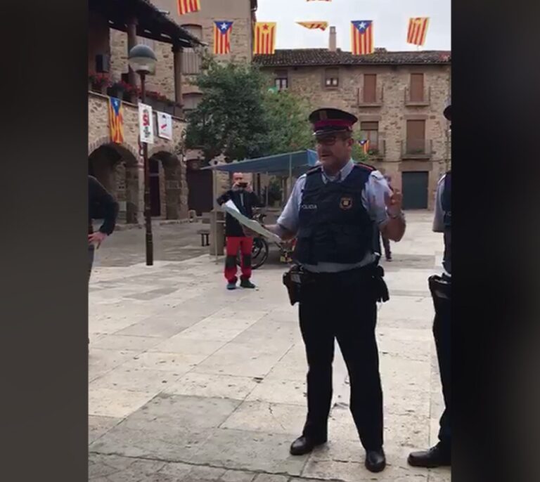 Condescendencia de los Mossos con el 1-O en el pueblo de Pep Guardiola
