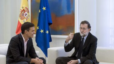 Pedro Sánchez exige a Rajoy que negocie "de inmediato" con Puigdemont y con Iglesias