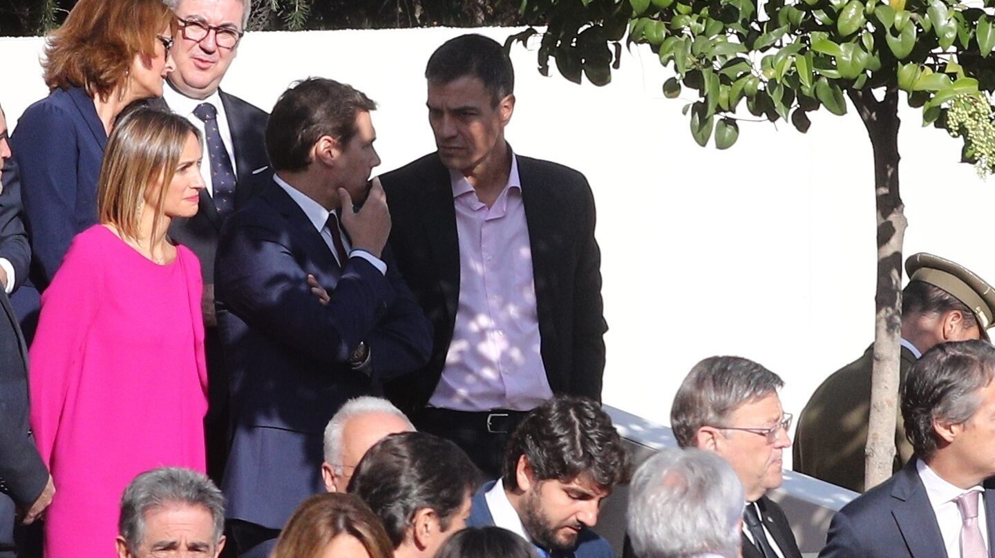 Albert Rivera y Pedro Sánchez conversan antes del desfile de la Fiesta Nacional.