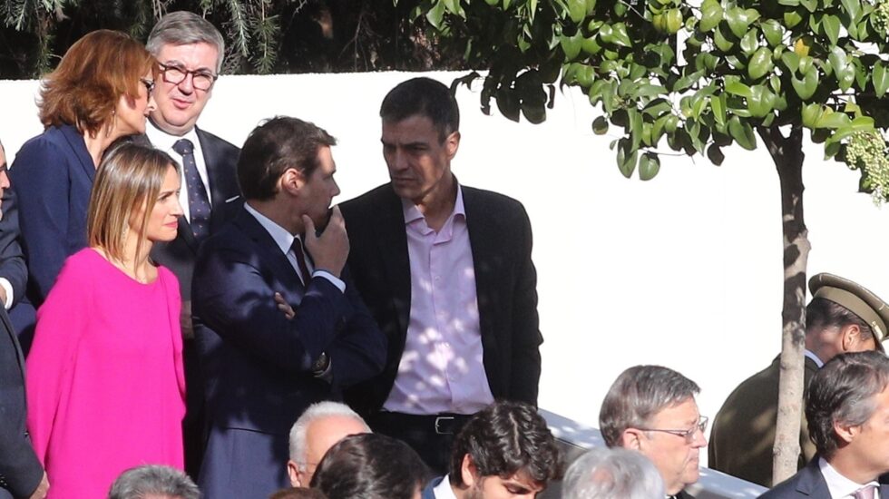 Albert Rivera y Pedro Sánchez conversan antes del desfile de la Fiesta Nacional.