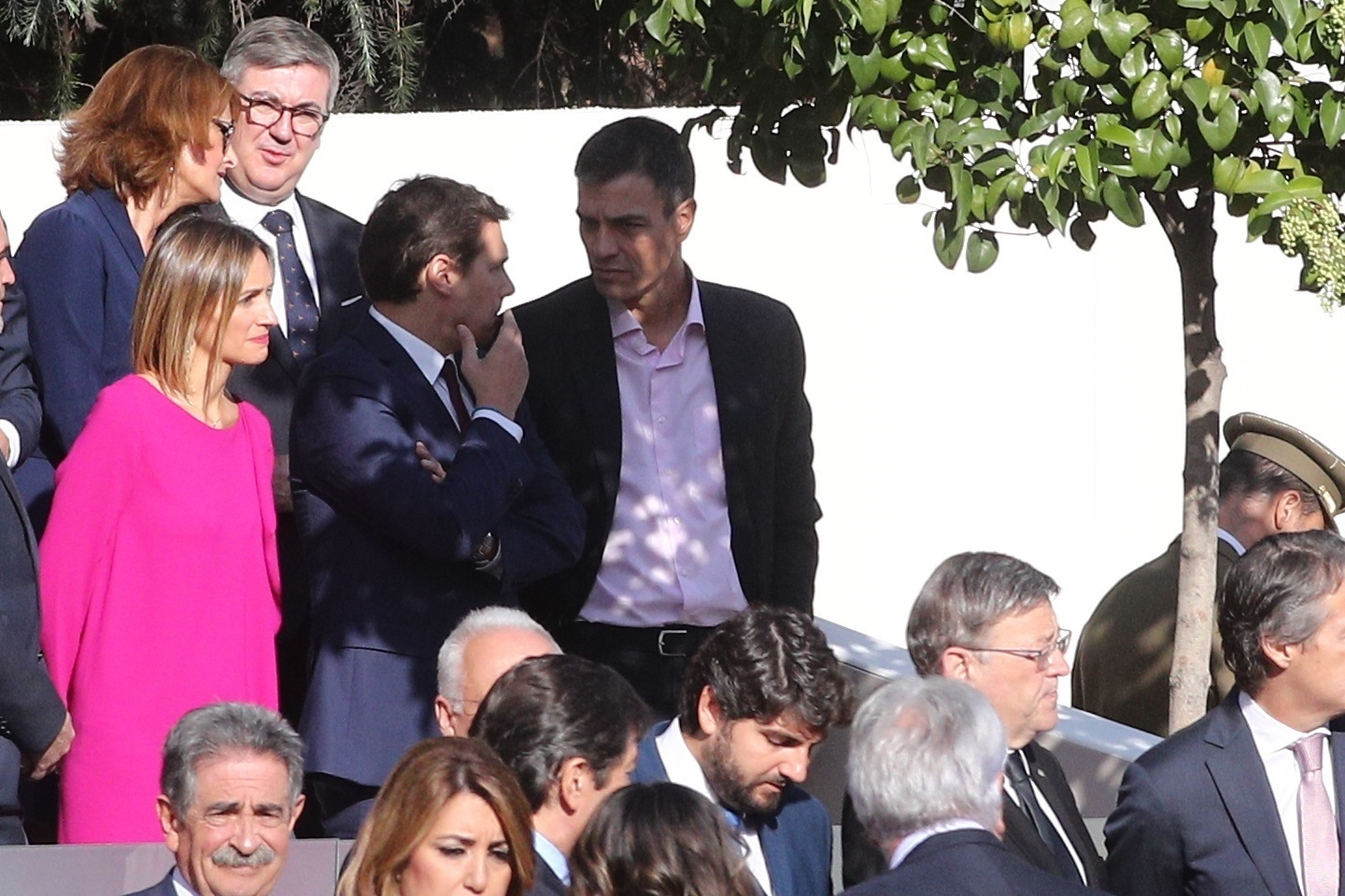 Albert Rivera y Pedro Sánchez conversan antes del desfile de la Fiesta Nacional.