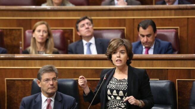 La vicepresidenta de Podemos, Soraya Sáenz de Santamaría, reprende a Podemos en el Congreso.