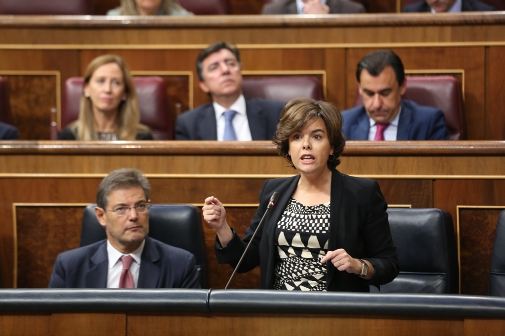 La vicepresidenta de Podemos, Soraya Sáenz de Santamaría, reprende a Podemos en el Congreso.