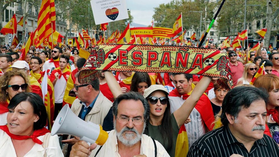 Manifestación este mediodía en Barcelona bajo el lema "Cataluña sí, España también", convocada por Societat Civil Catalana, Espanya i Catalans y otras entidades contrarias a la independencia con motivo del Día de la Fiesta Nacional.
