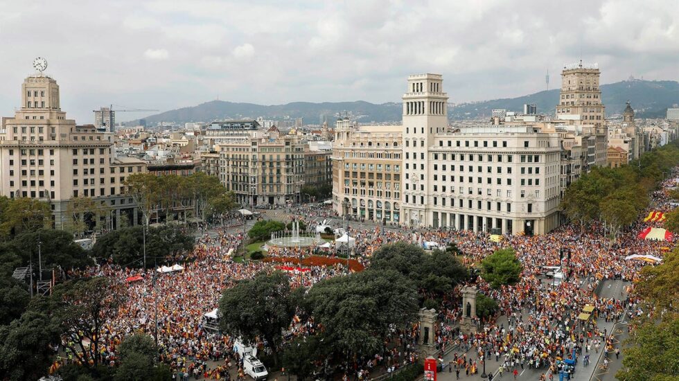 ista de la manifestación este mediodía en la plaza de Cataluña, en Barcelona, bajo el lema "Cataluña sí, España también", convocada por Societat Civil Catalana, Espanya i Catalans y otras entidades contrarias a la independencia con motivo del Día de la Fiesta Nacional.