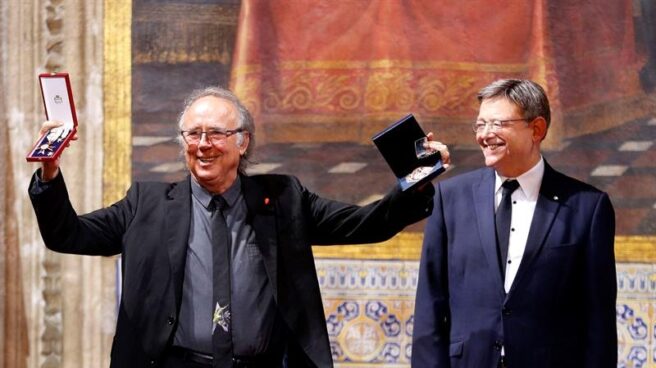 Serrat ha recibido de manos del president de la Generalitat, Ximo Puig, la más alta distinción de la Generalitat con motivo del 9 d'Ocutbre, Día de la Comunitat Valenciana.