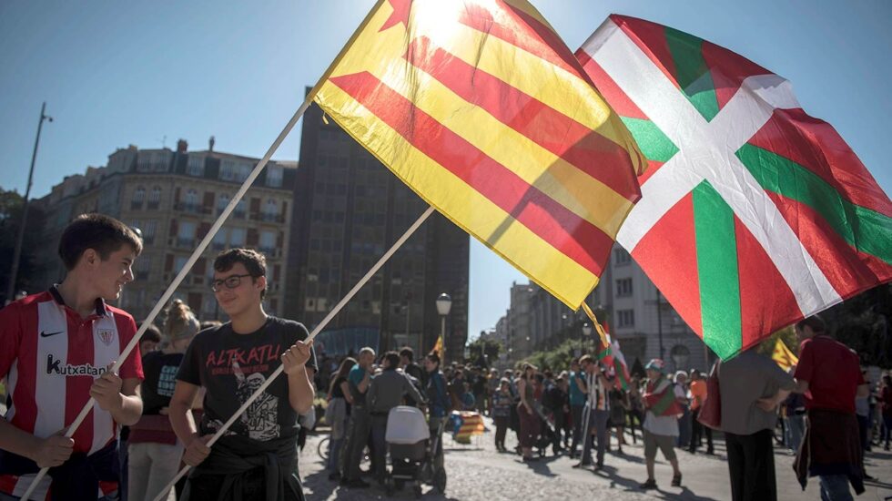 Numerosas personas han participado hoy en Bilbao en la manifestación convocada por Sortu en apoyo a la independencia de Cataluña con el lema "Democracia, no imposiciones", y que ha dado la vuelta a la Subdelegación del Gobierno en Vizcaya.