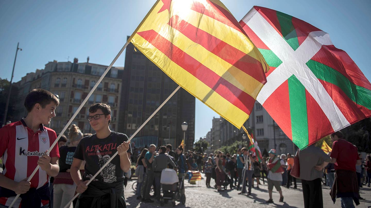 Numerosas personas han participado hoy en Bilbao en la manifestación convocada por Sortu en apoyo a la independencia de Cataluña con el lema "Democracia, no imposiciones", y que ha dado la vuelta a la Subdelegación del Gobierno en Vizcaya.