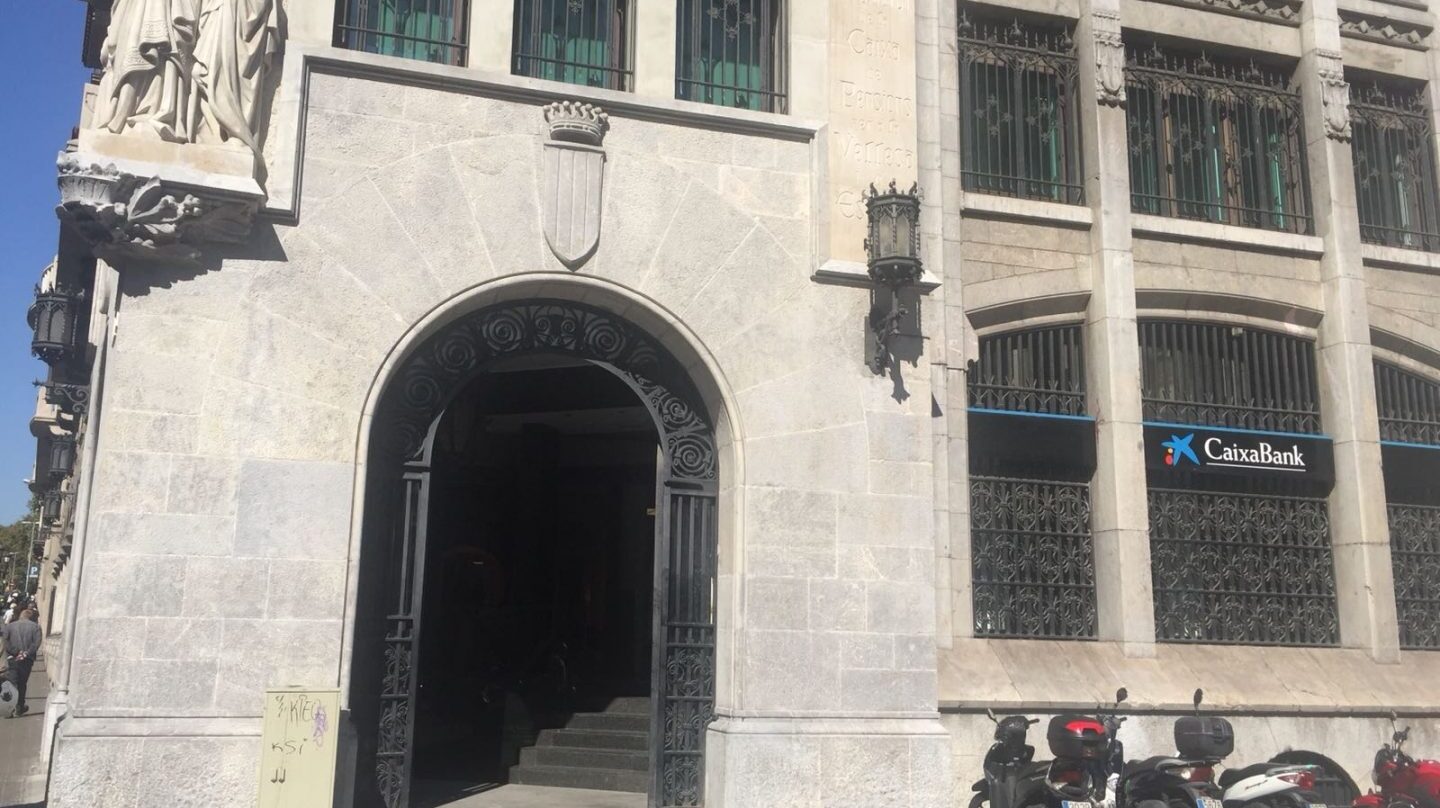 Sucursal de CaixaBank en la Via Laietana de Barcelona.