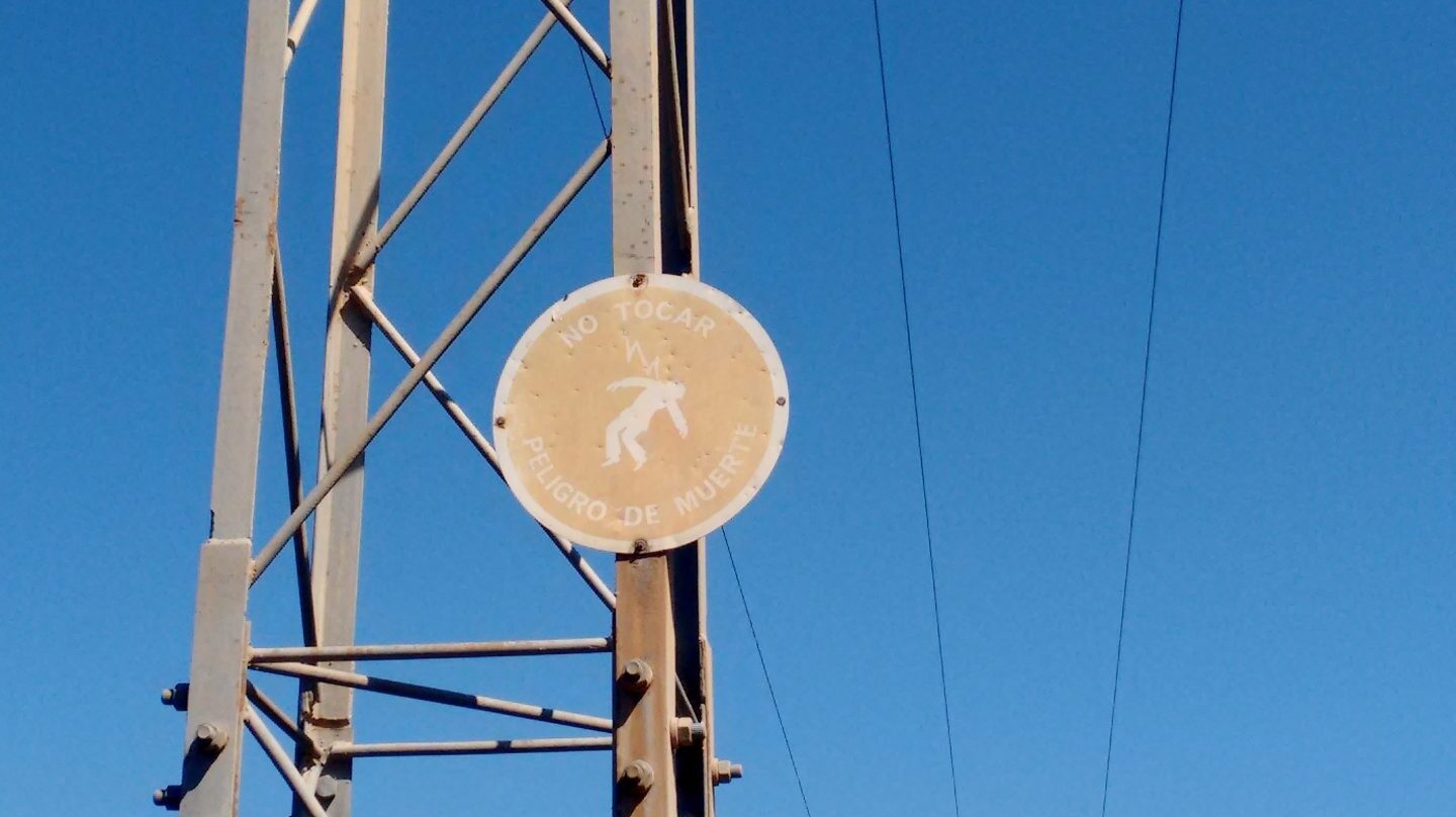 Una torre de electricidad.